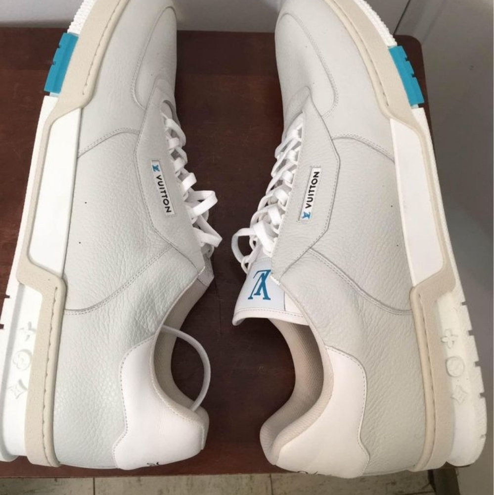 LOUIS VUITTON PARIS AUTHENTIC SNEAKER with the series number VL0230 15. - Picture 8 of 10